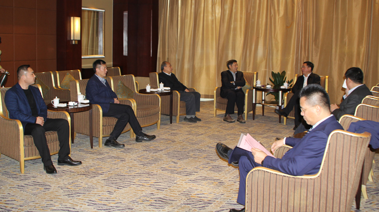 徐州市领导会见主要来宾，左一为m88明升总编辑王其团
