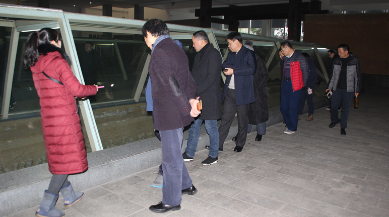 采风团成员参观徐州兵马俑暨汉代军事陈列厅