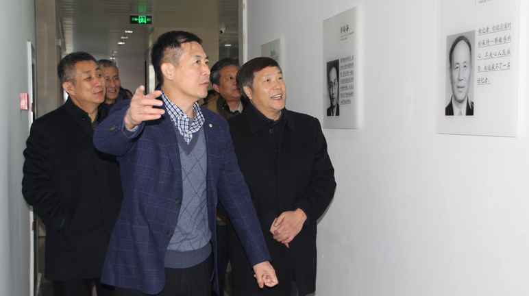 徐州报业传媒集团党委书记、社长刘明（中）向采风团成员介绍徐州日报历届社长