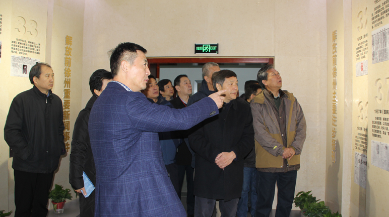徐州报业传媒集团党委书记、社长刘明（前排）向采风团成员介绍徐州日报历史