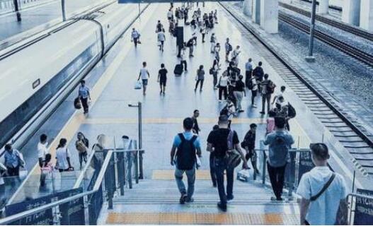 今年前9月全国铁路发送旅客33.3亿人次创历史新高