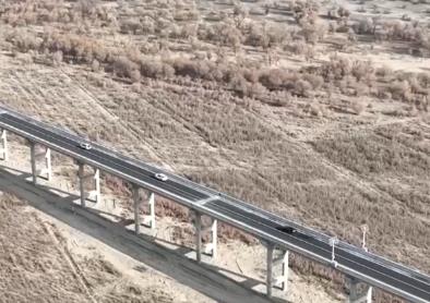 新疆第四条穿越塔克拉玛干沙漠公路建成通车
