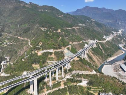 渝陕首条直连高速公路巫镇高速正式建成通车